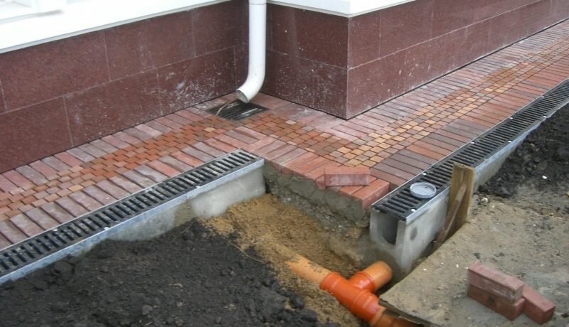 Эффективное водоотведение с дренажной трубой 110